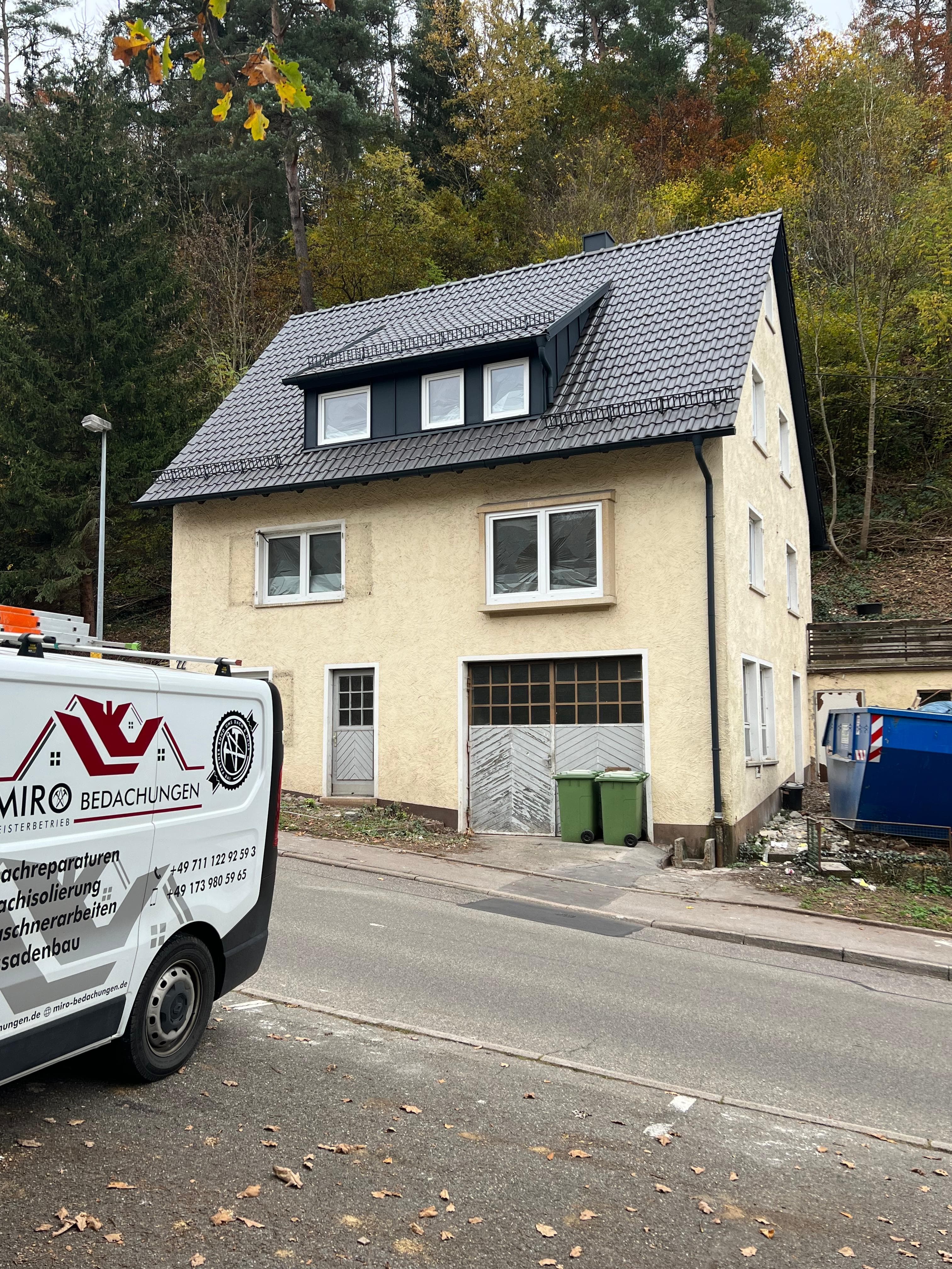 Vollständige Neueindeckung eines Doppelhauses mit Betondachsteinen